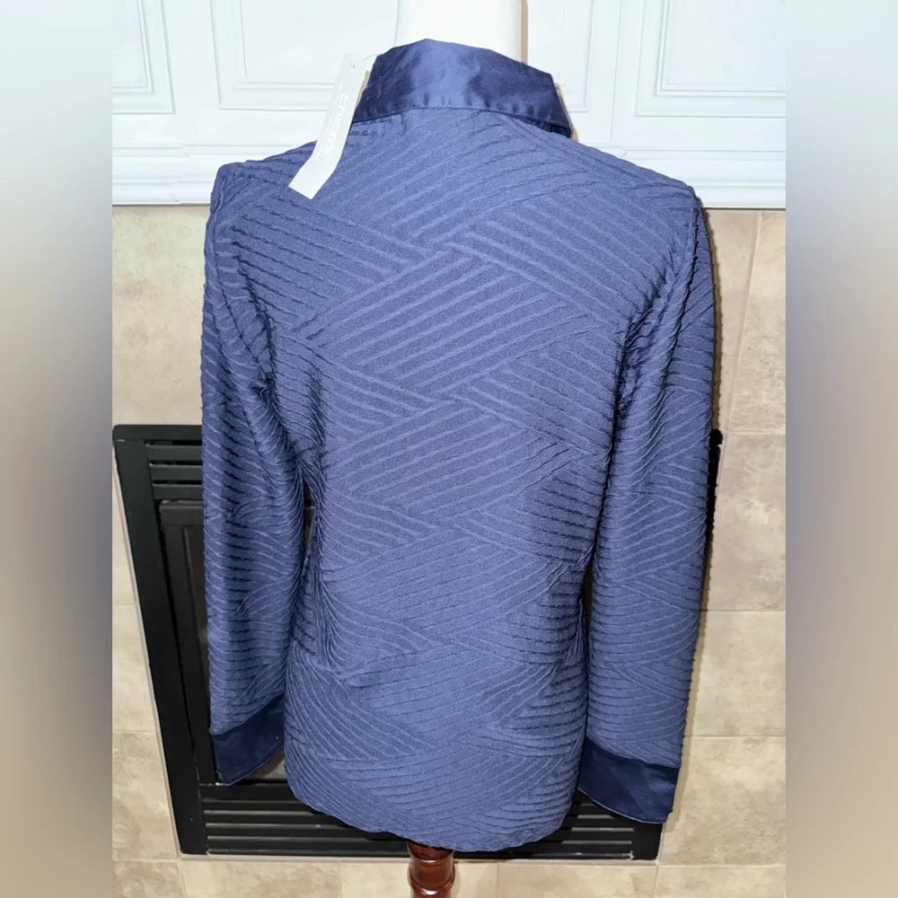 Chico’s Women's Button Up Shirt Textured Knit Long Sleeve Navy 0- Small NWT - Picture 2 of 11